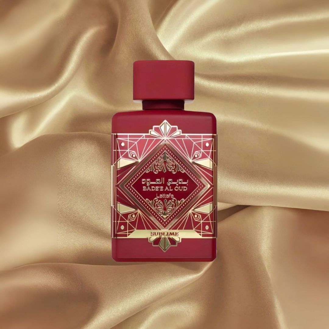 Frasco de perfume rojo sobre fondo dorado satinado.