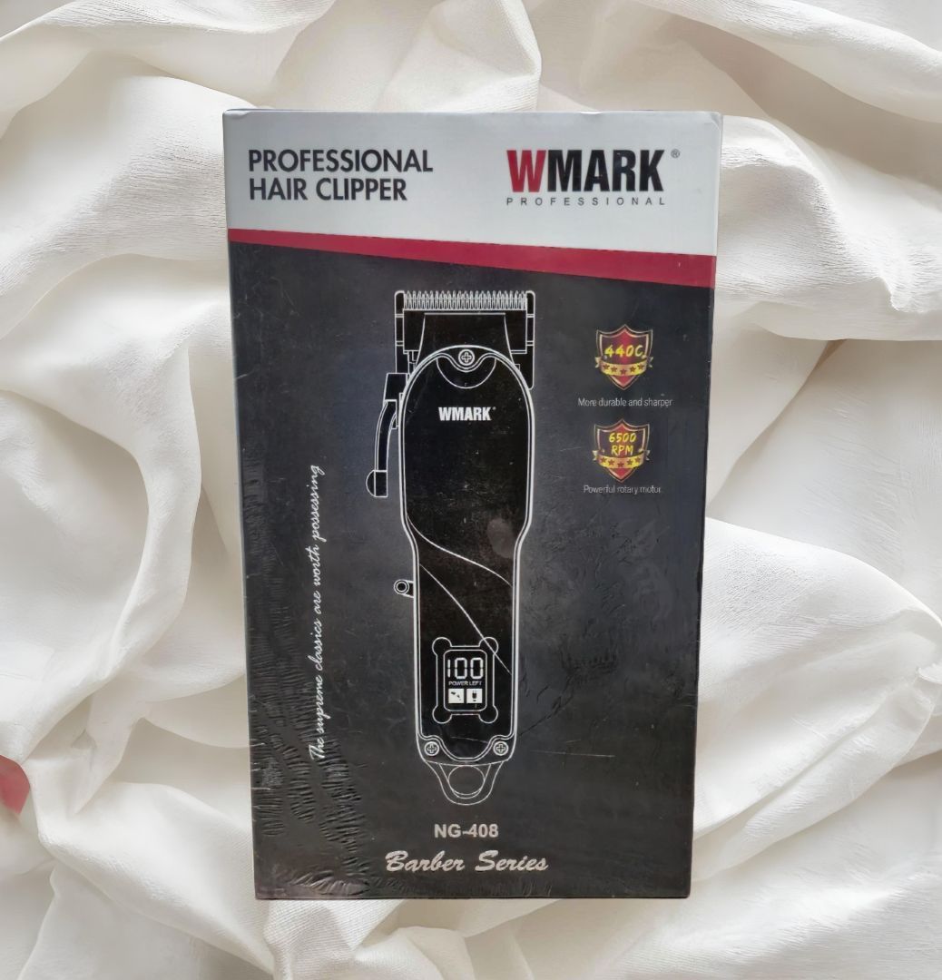 Caja de cortapelos profesional Wmark, de color negro con ilustración de cortapelos y detalles en rojo.