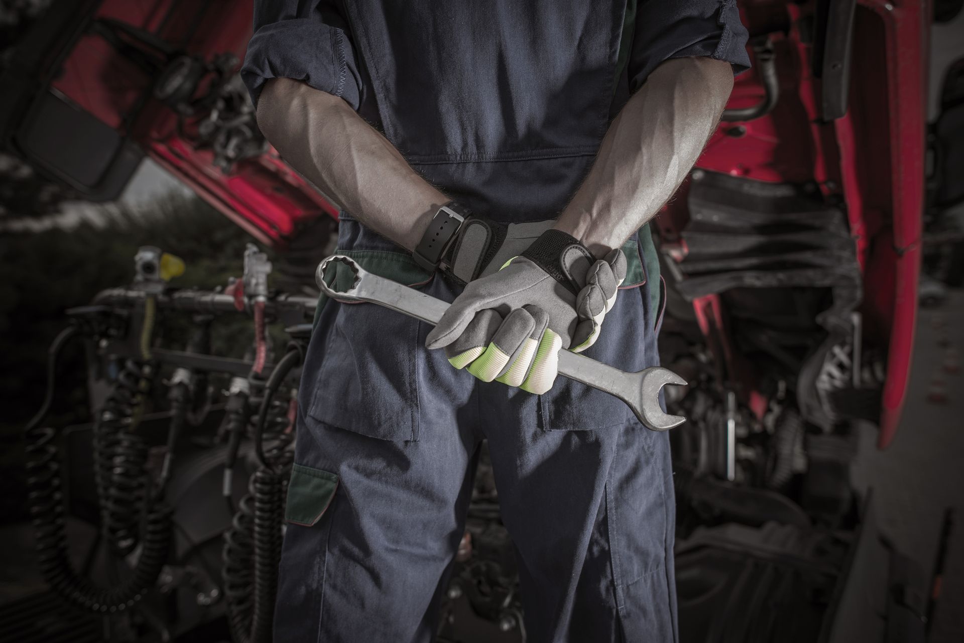 Expert mechanic ready to bring high-end truck repair service.