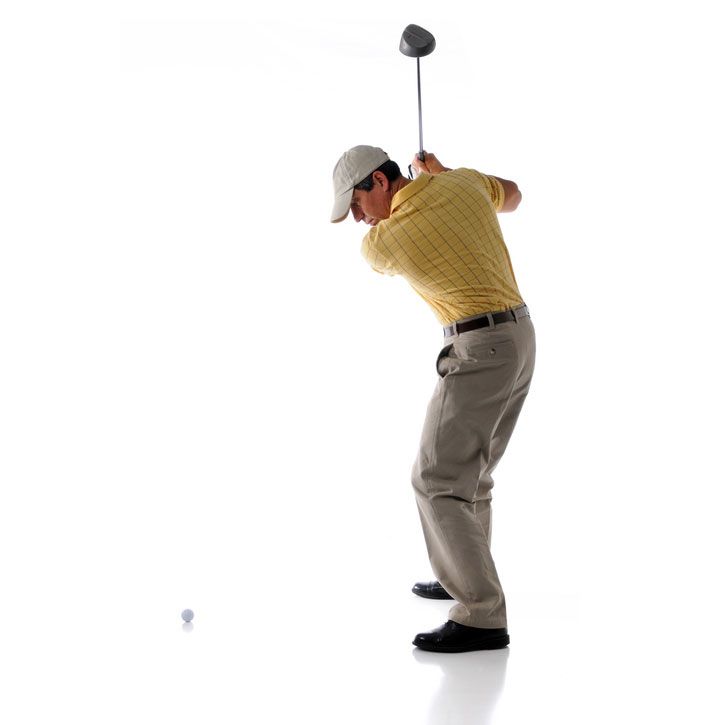 Golfista che sta per colpire una pallina