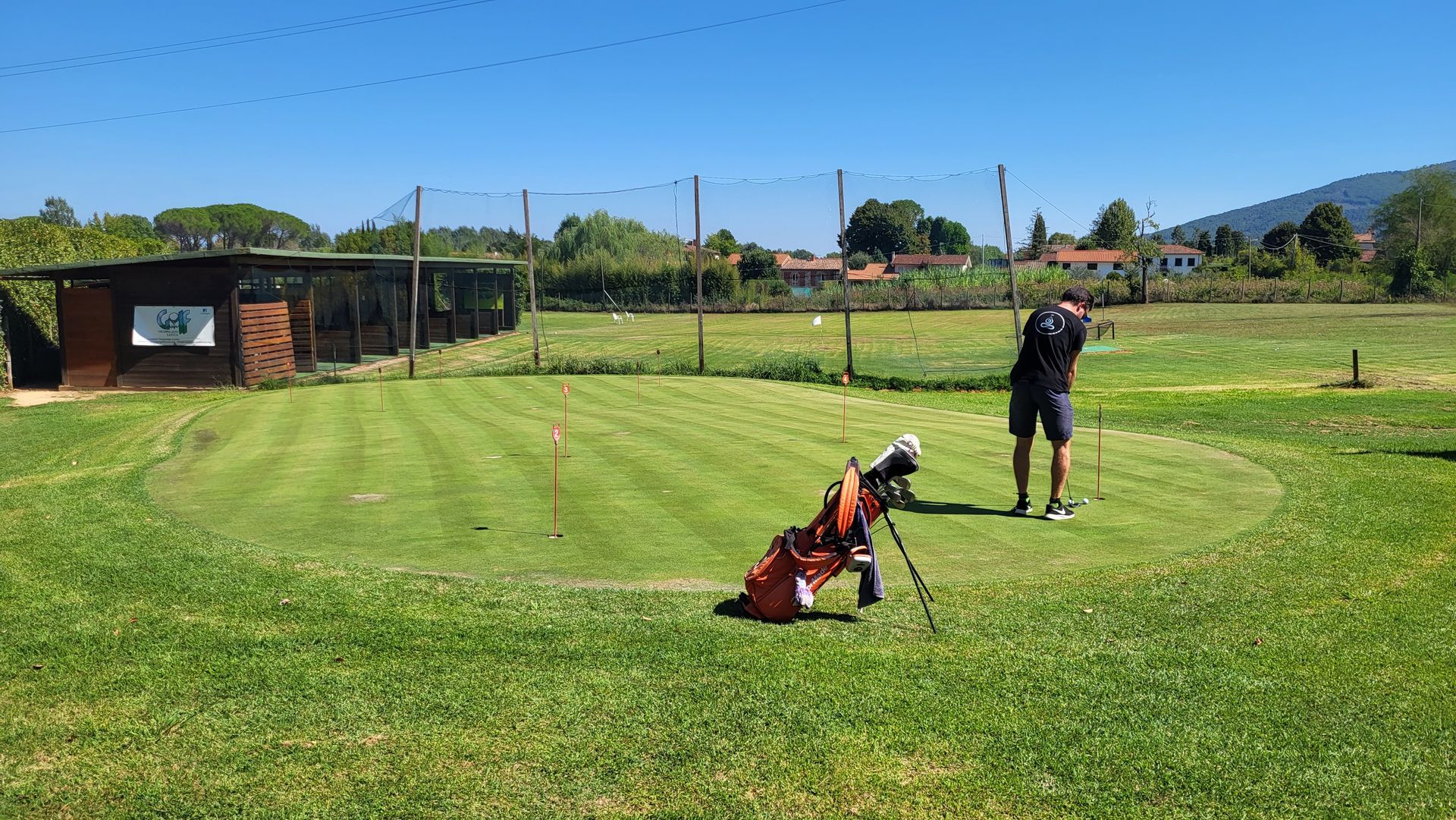 Golfista manda palla in buca