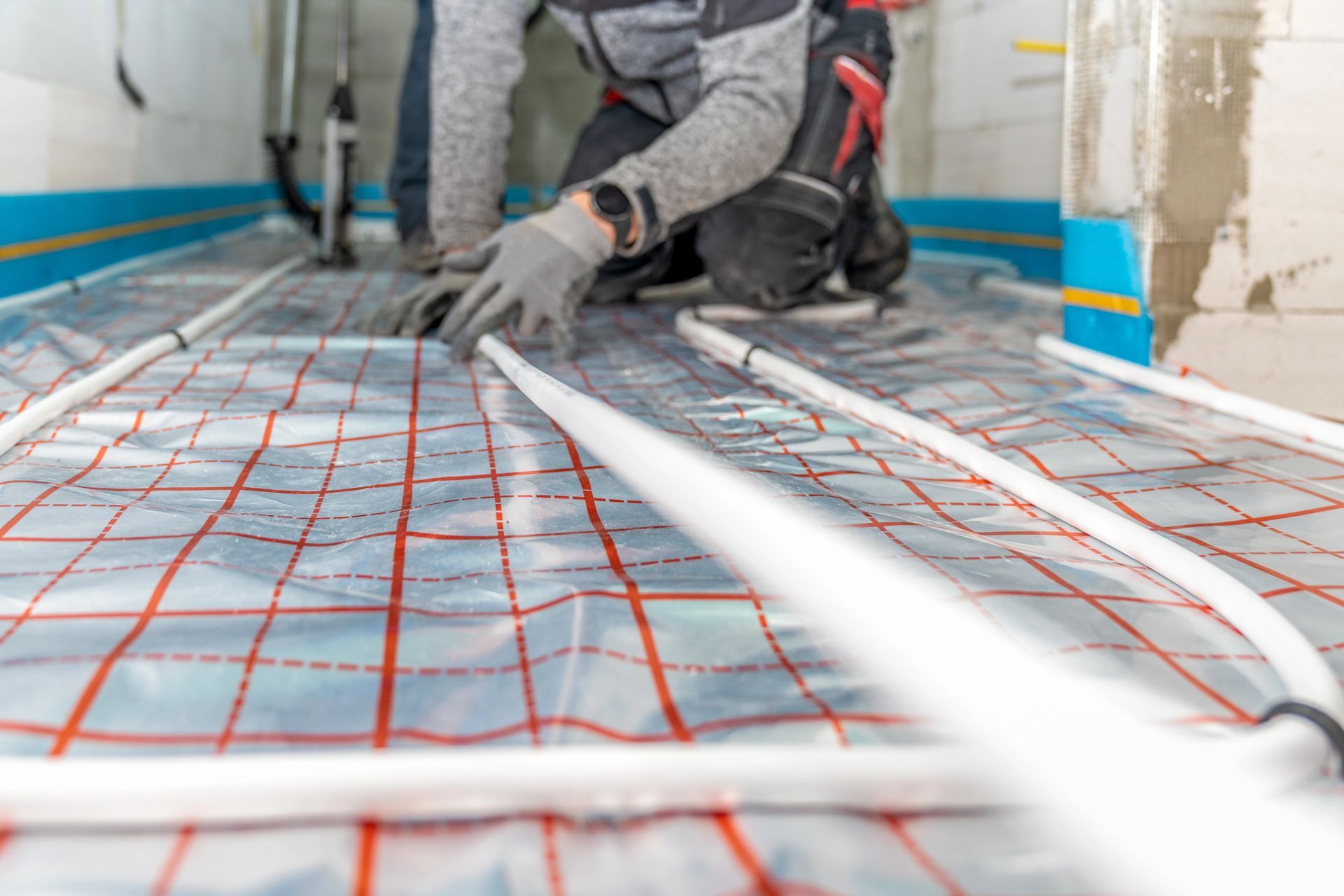 Persona che installa tubi 