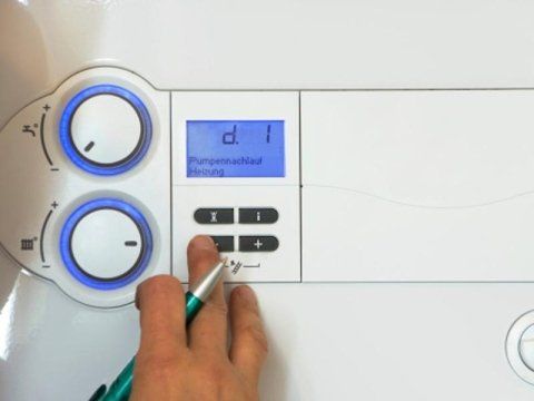 caldaia bianca con una penna