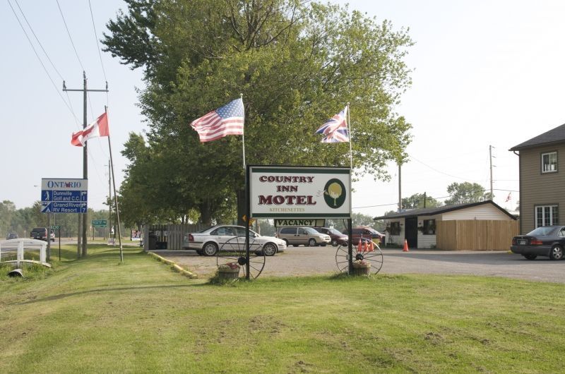 A sign that says country inn motel on it