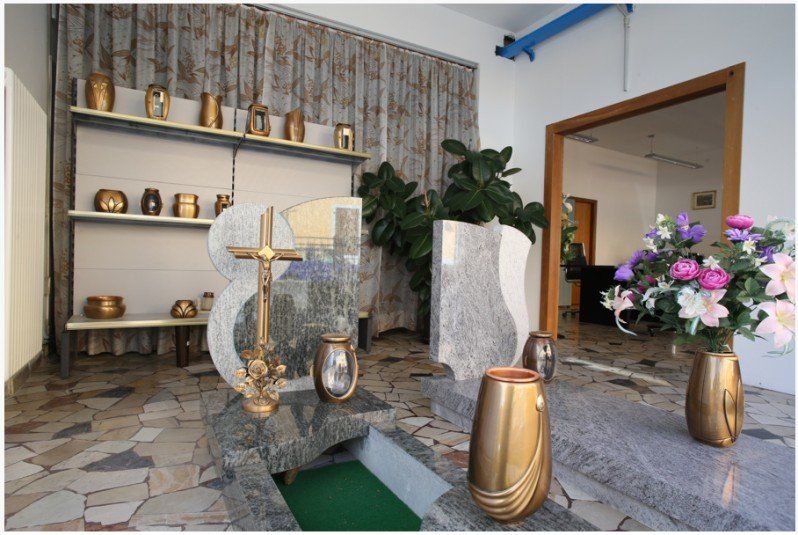 esposizione e vendita di urne cinerarie e accessori funebri