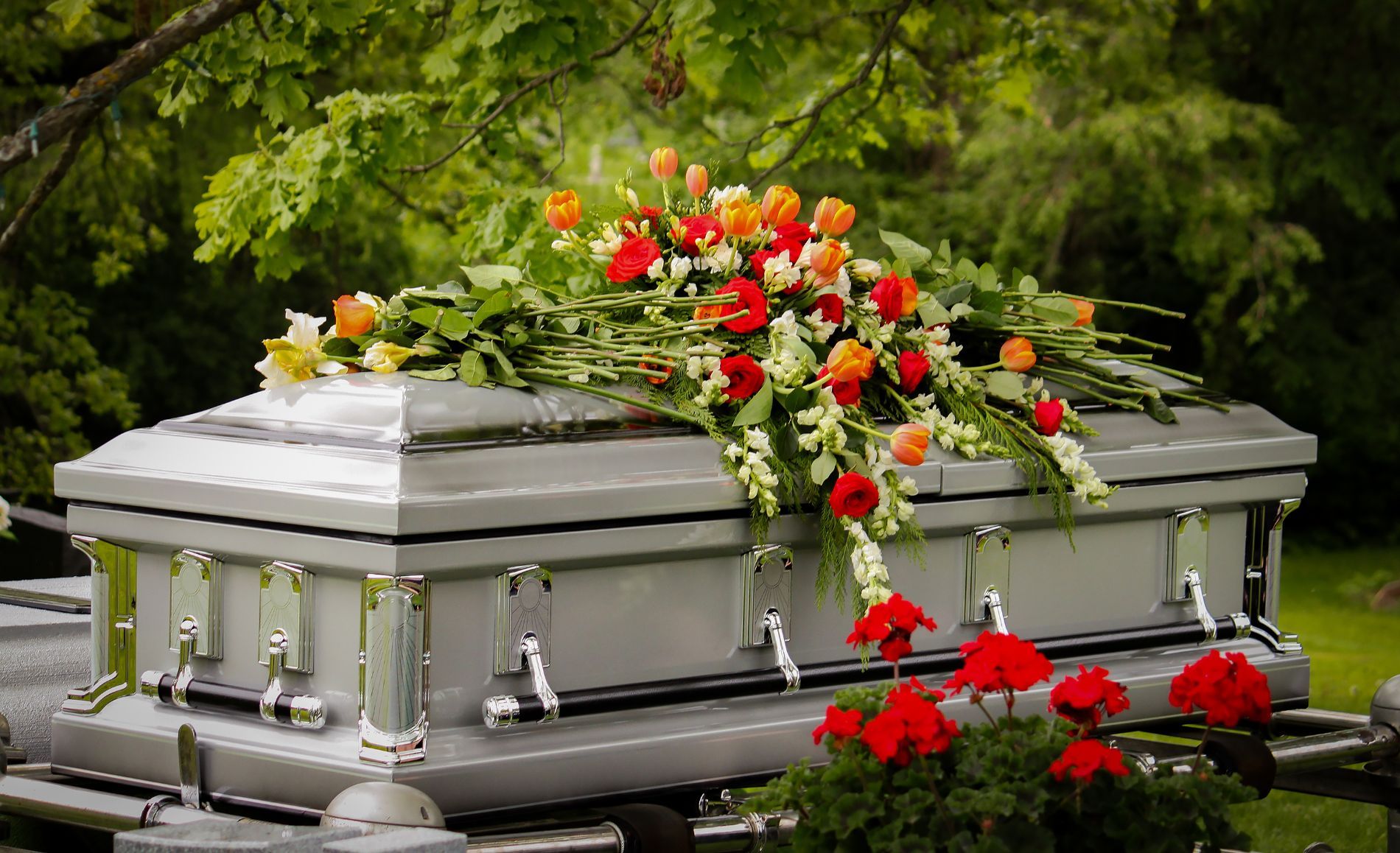 feretro con cuscino funebre