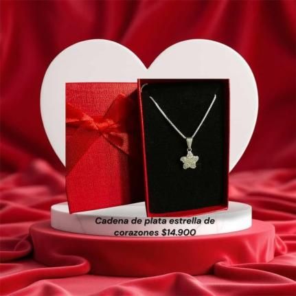 Collar de estrella de plata en una caja de regalo roja, presentado en un pedestal