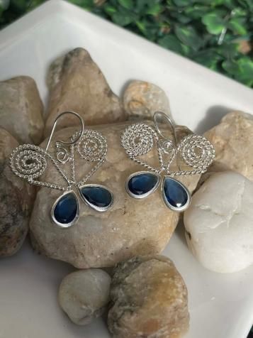 Collar de estrella de plata en una caja de regalo roja, presentado en un pedestal