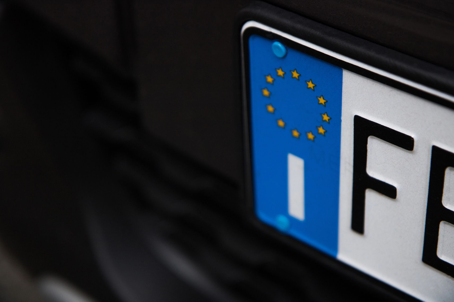 Targa italiana su un'auto, con l'emblema dell'Unione Europea.