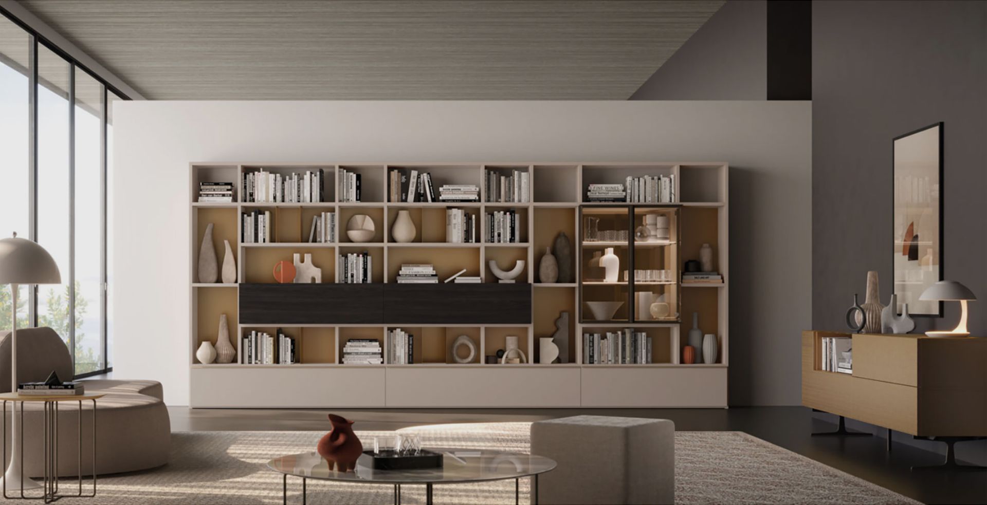 Soggiorno moderno con librerie a muro, mobili dai colori neutri e un arredamento minimalista e accogliente.