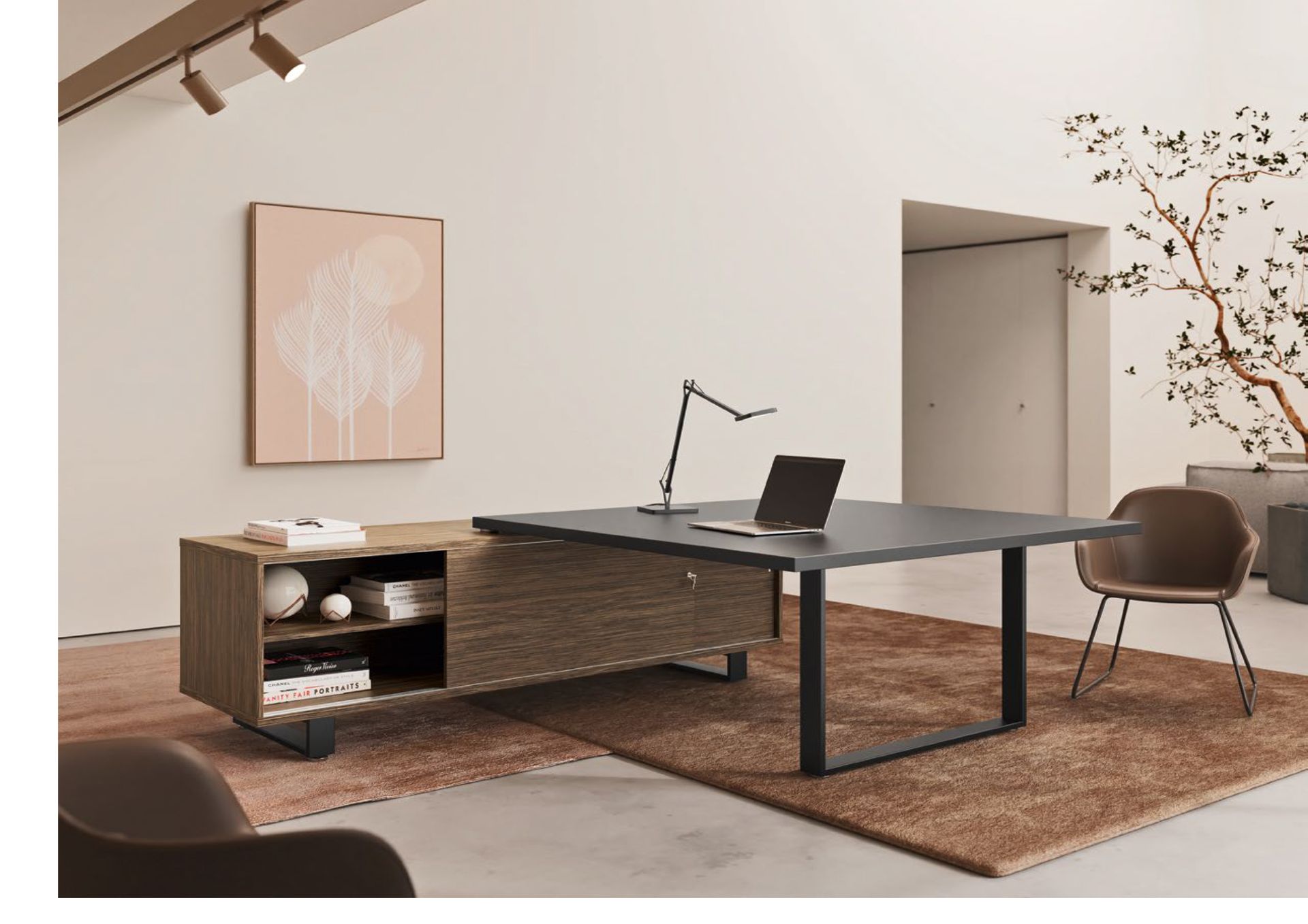 Moderno spazio ufficio con scrivania, sedia e opere d'arte; colori neutri.