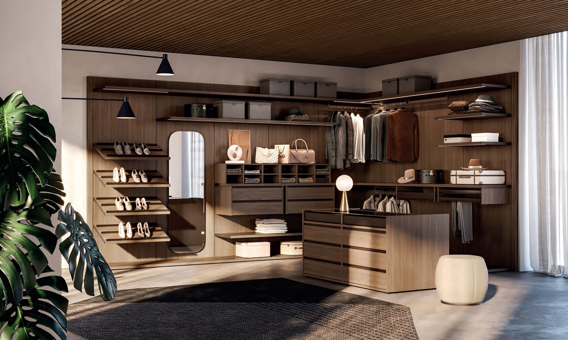 Cabina armadio con ripiani in legno scuro, appendiabiti, scarpe e cassetti.