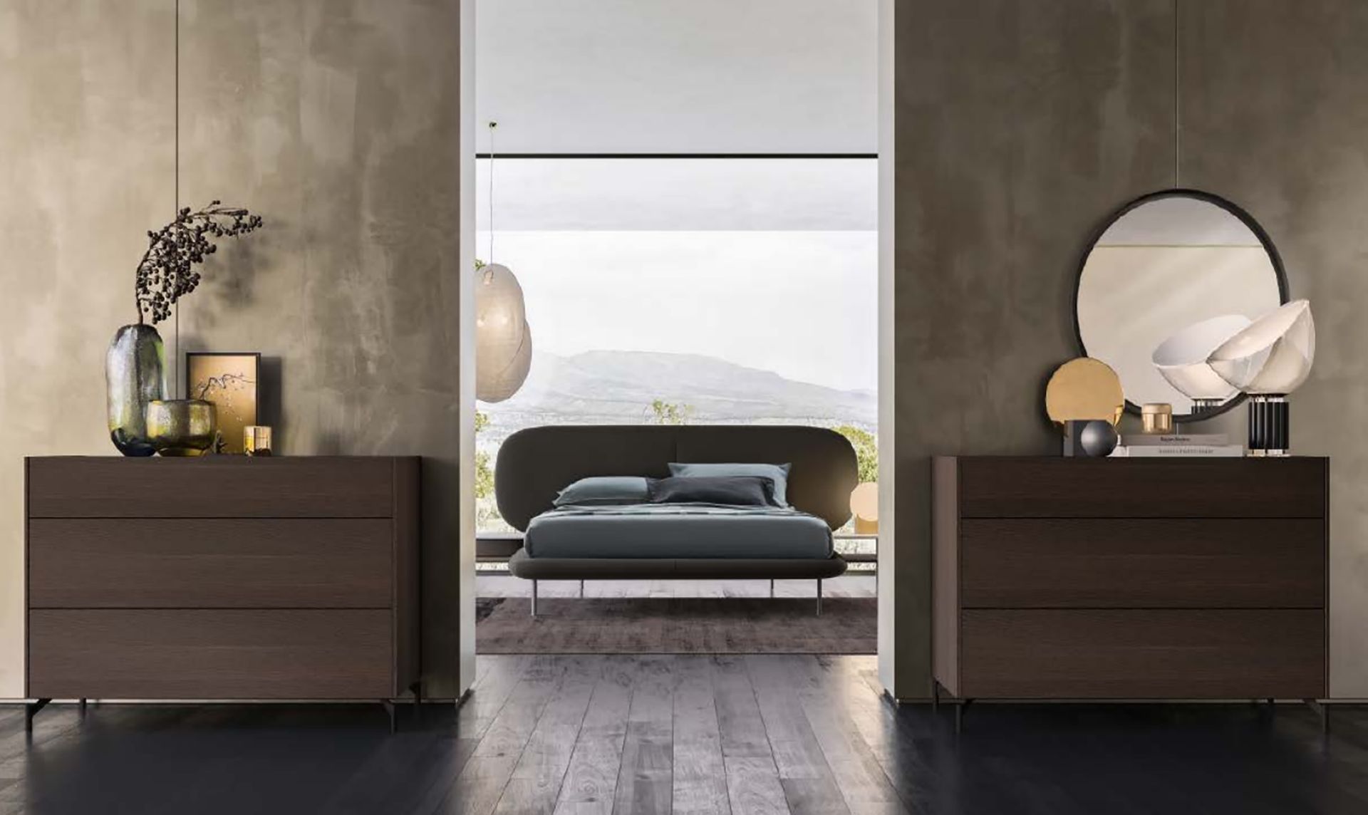 Camera da letto moderna con cassettiere in legno scuro, specchi rotondi e un letto posizionato al centro tra di essi.