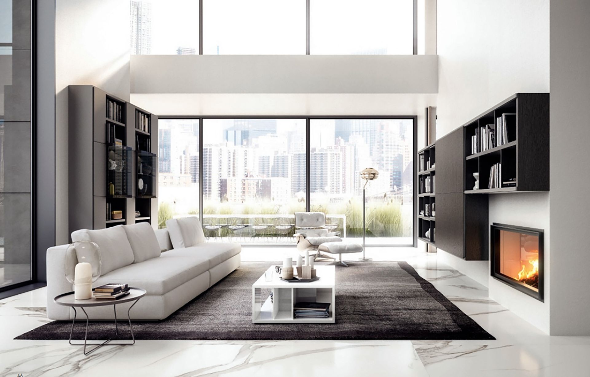 Soggiorno moderno con divano bianco, mensole nere, camino e ampie finestre con vista sulla città.