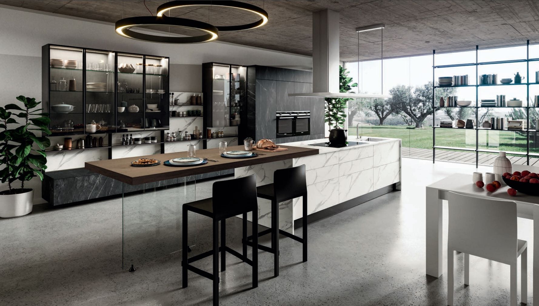 Cucina moderna di lusso con mobili in bianco e nero, isola con posti a sedere e ampie finestre che si affacciano sul verde.