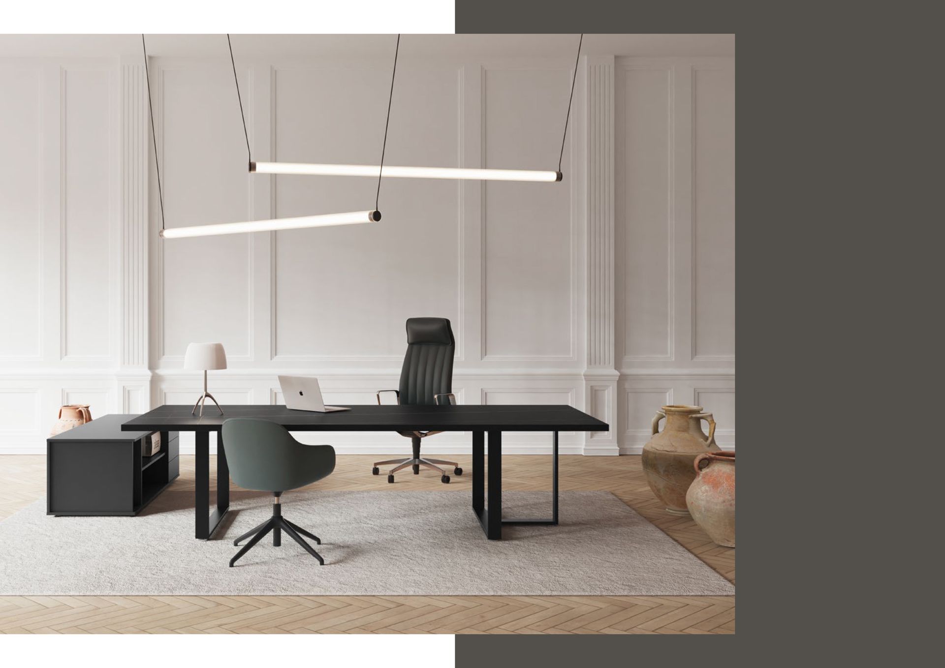 Ufficio moderno con scrivania nera, sedia e lampade sospese; pareti e tappeto di colore chiaro.