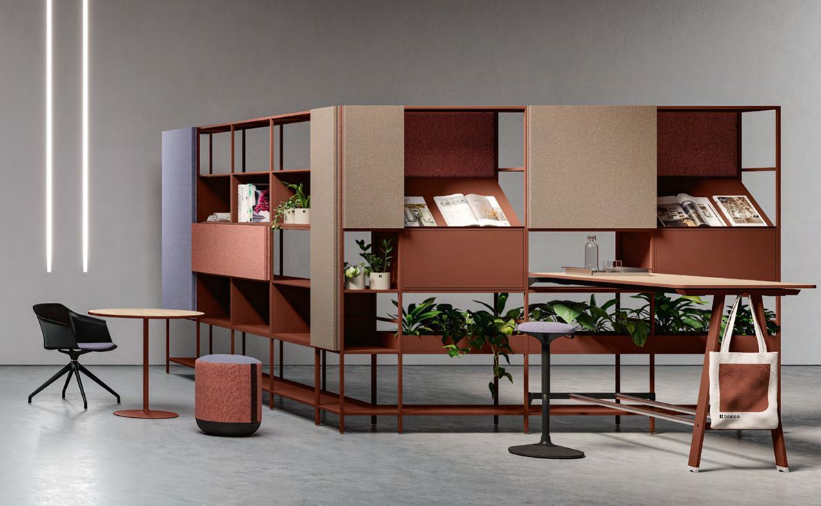 Scaffalatura modulare per ufficio con scrivania e seduta; colori ruggine, marrone chiaro e viola.