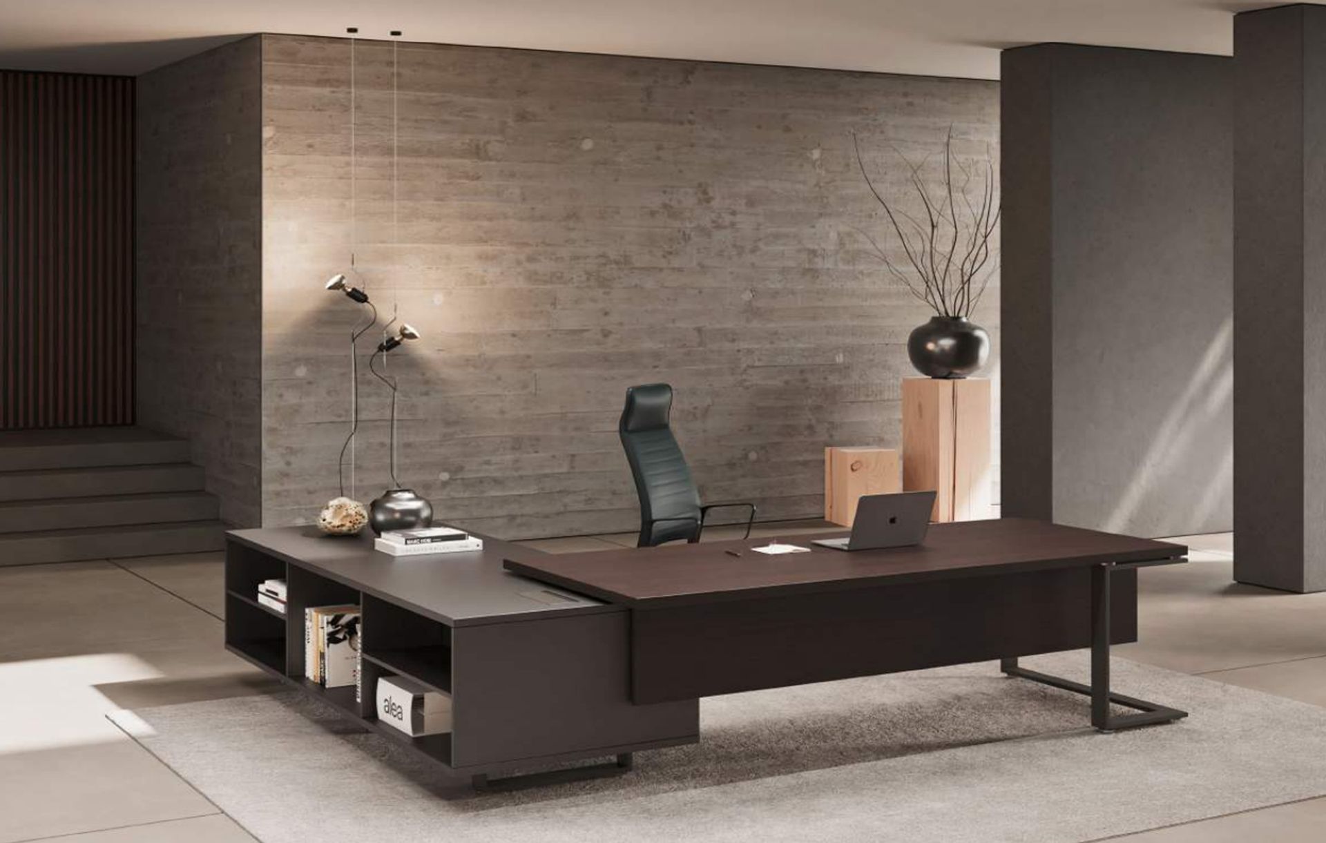 Scrivania moderna in legno scuro in una stanza minimalista con laptop, lampada e vaso decorativo su un pavimento grigio.