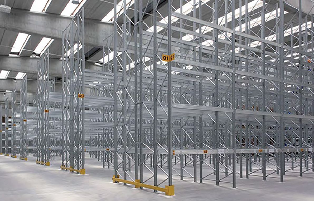 Scaffalature metalliche da magazzino in un ampio e luminoso spazio industriale.