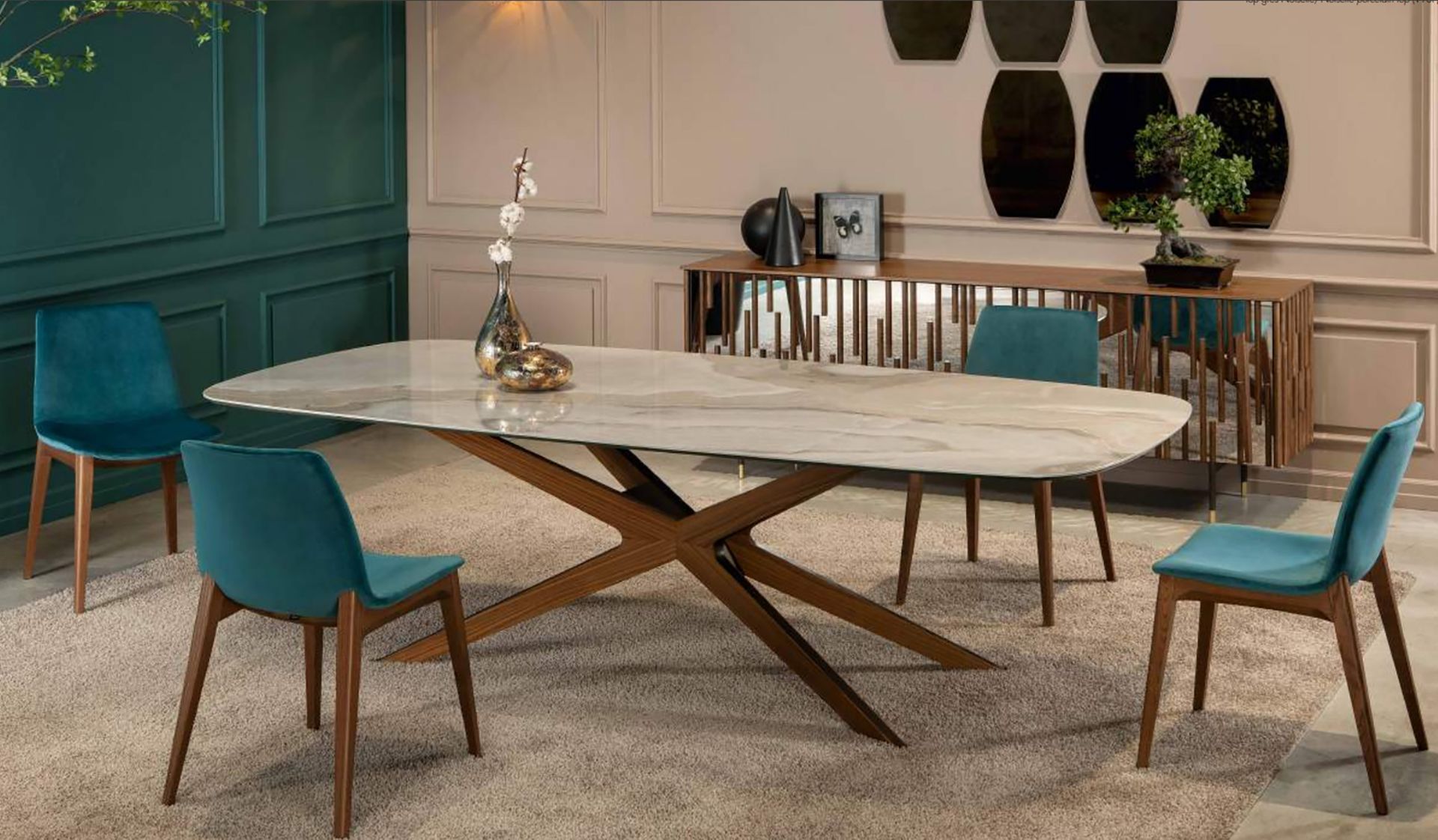 Sala da pranzo moderna con tavolo ovale in marmo, sedie color verde acqua e una credenza con oggetti decorativi e piante.