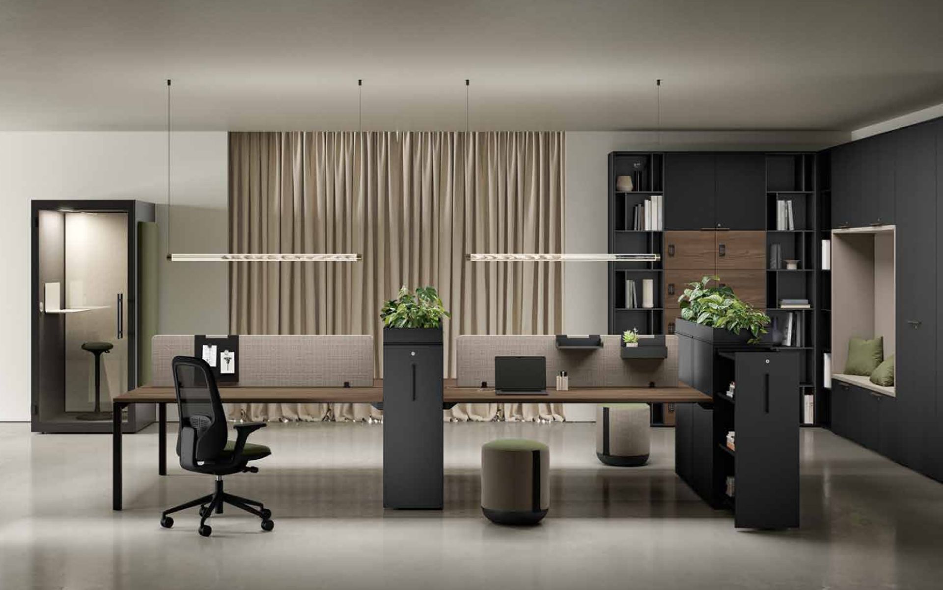 Spazio ufficio con scrivanie, sedie e piante. Scaffali in legno chiaro con prodotti allineati lungo le pareti.