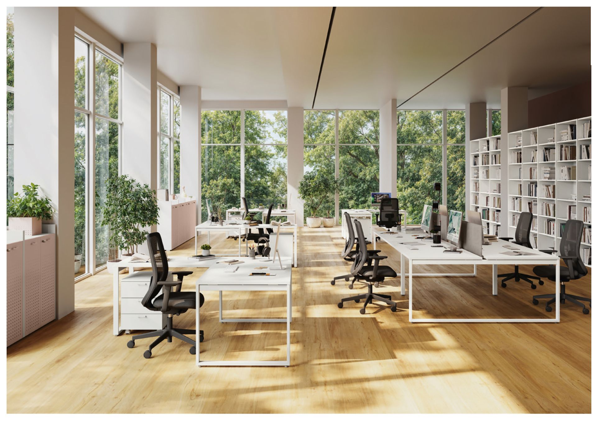 Ufficio luminoso con scrivanie bianche, sedie nere e grandi finestre con vista sugli alberi.