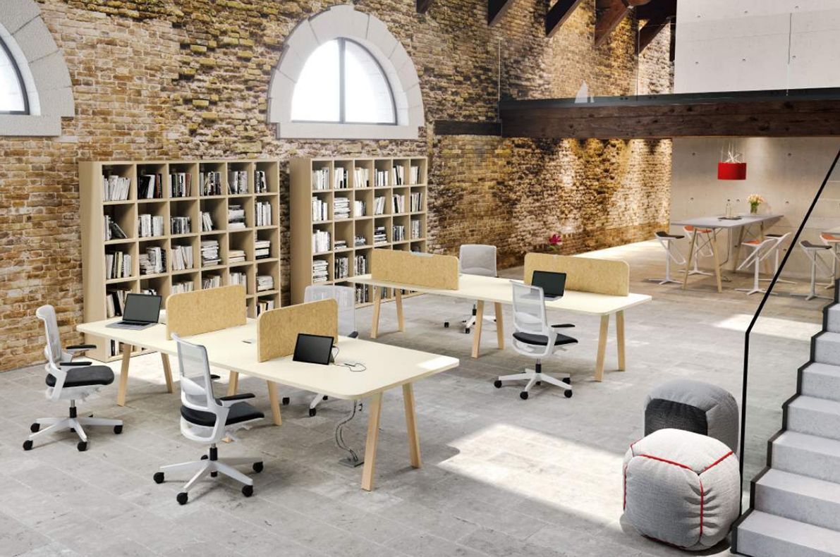 Moderno spazio ufficio con scrivanie, sedie, librerie e pareti in pietra.