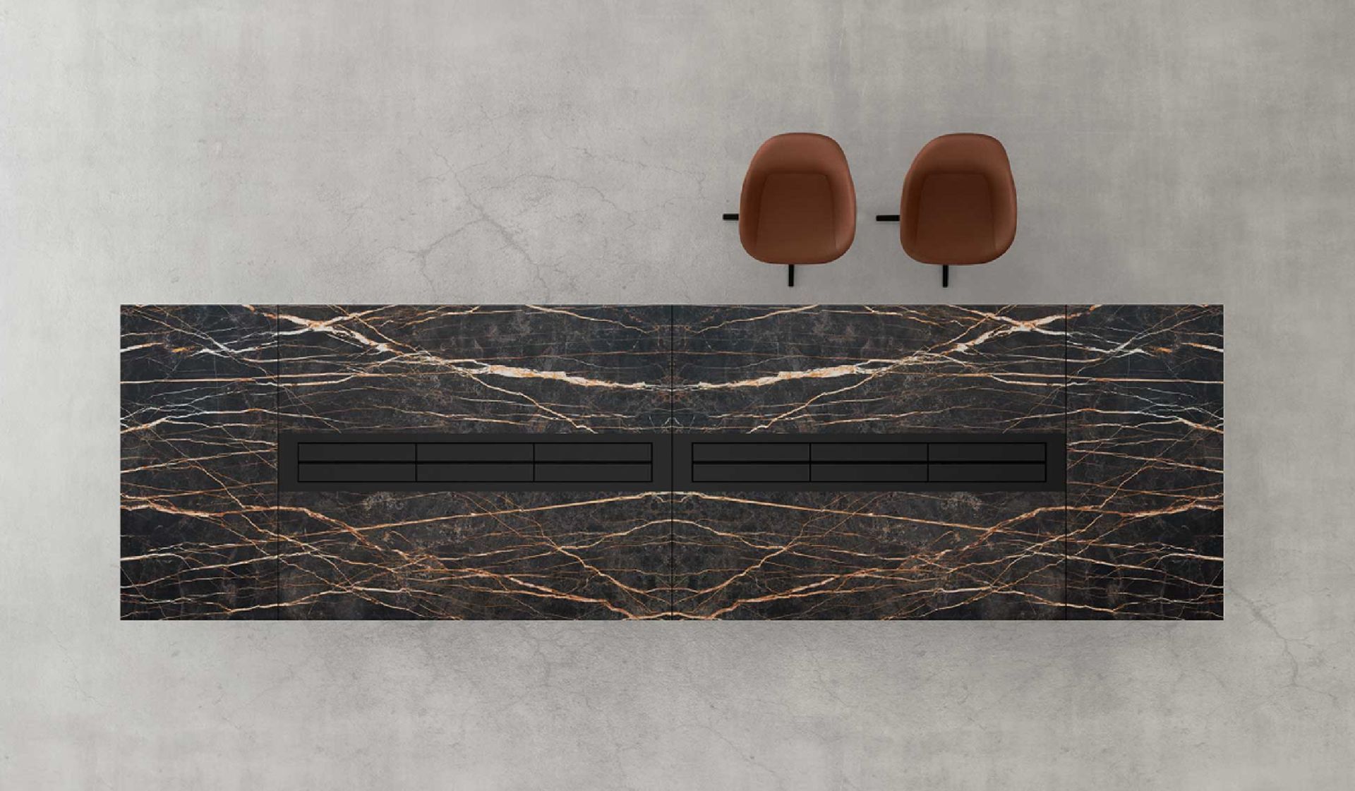 Consolle moderna in marmo scuro con due sedie marroni appoggiate a una parete grigia.