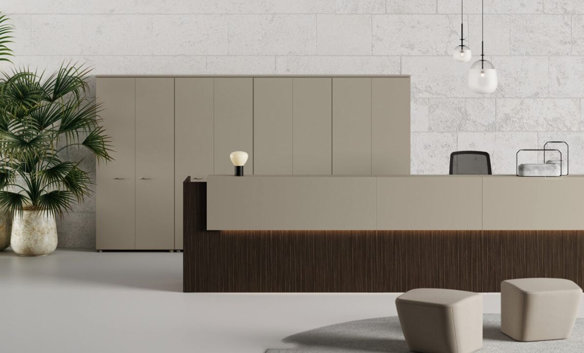 Moderna area reception per ufficio con bancone color marrone chiaro e base in legno scuro.