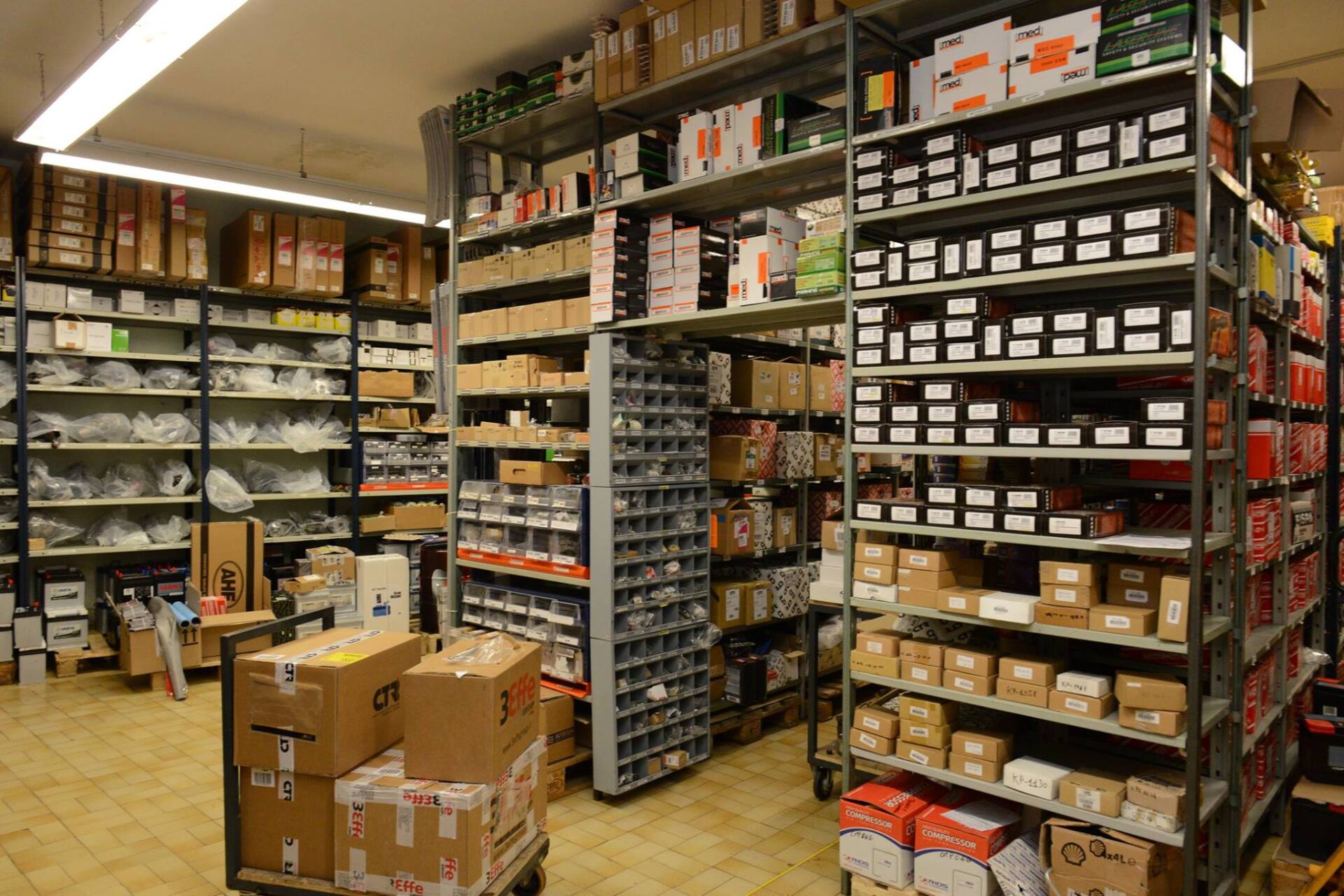 negozio di ricambi auto originali