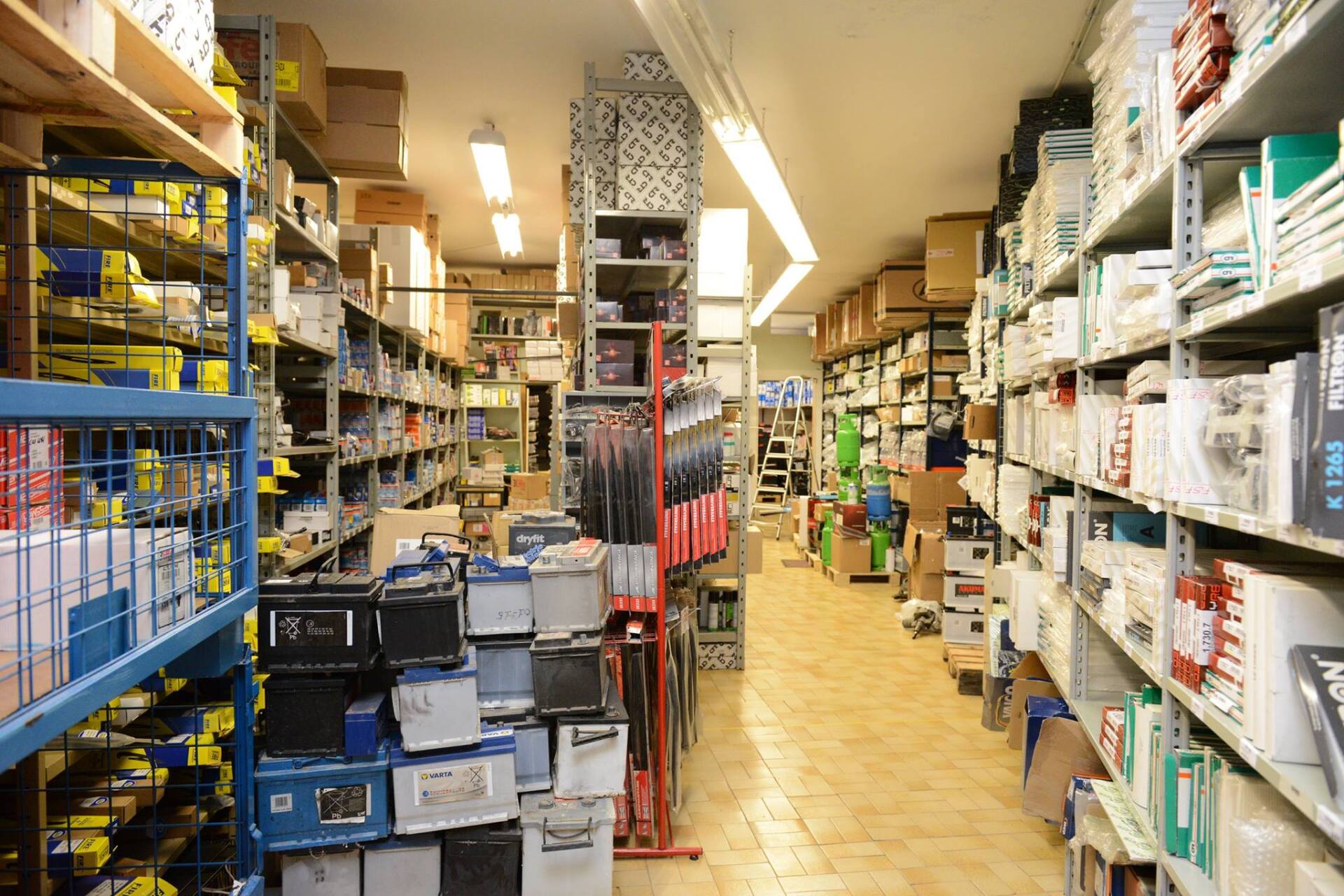 negozio di autoricambi nuovi e usati