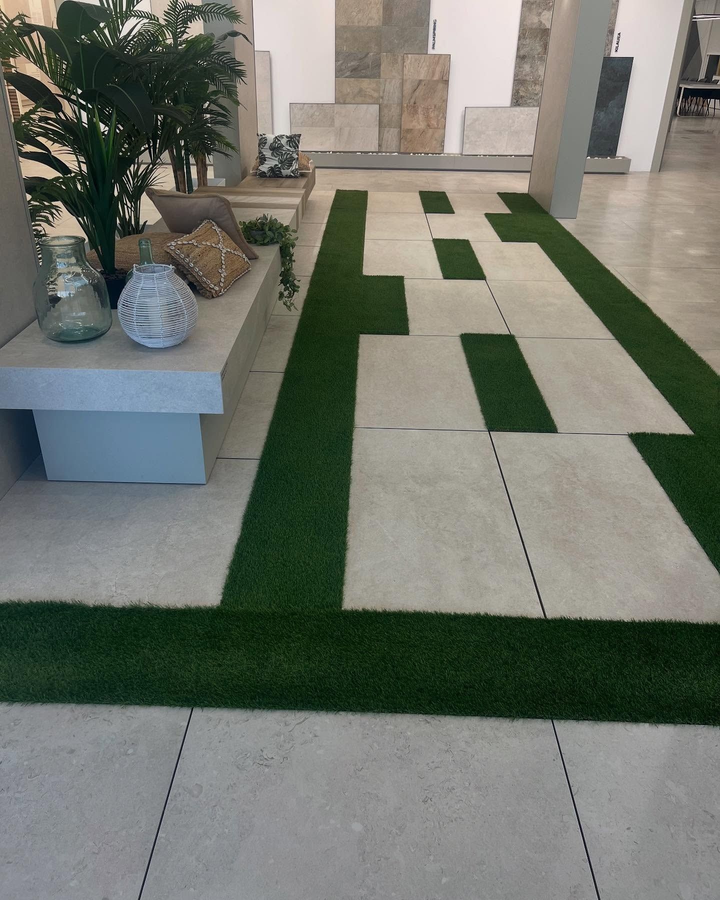 Un'esposizione di piastrelle ed erba in un negozio