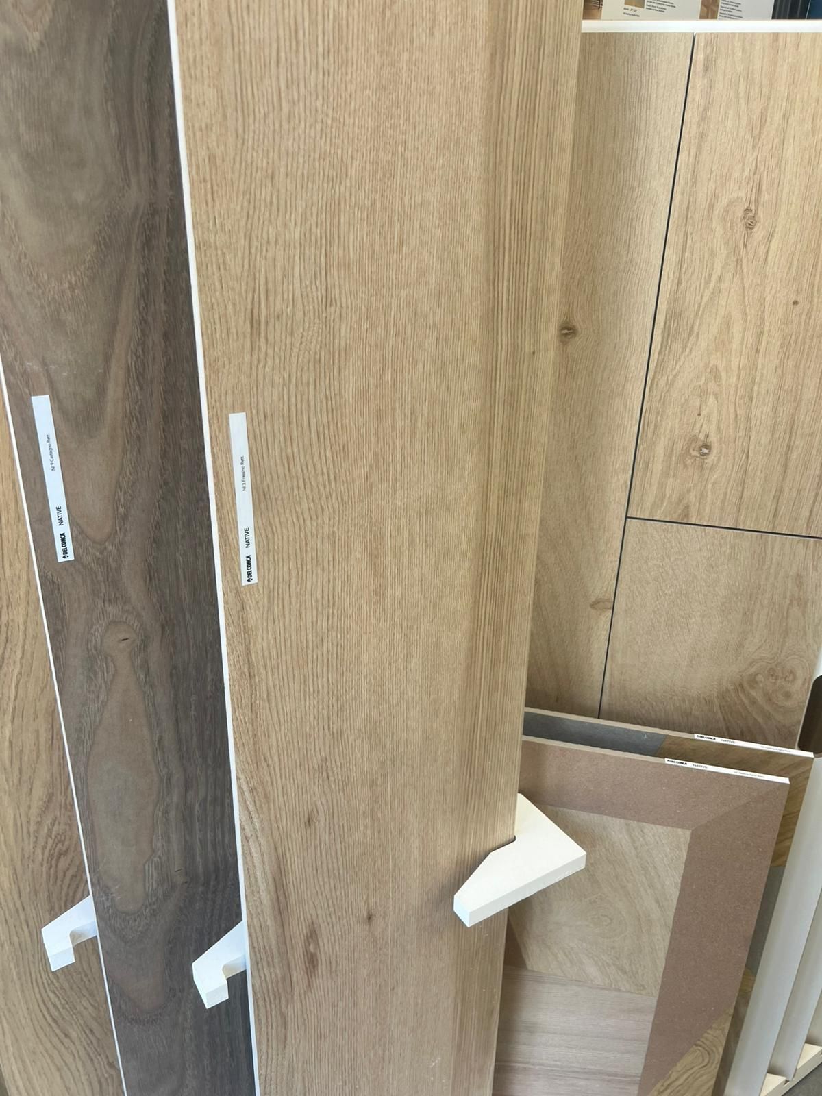 Un mucchio di assi di legno sono accatastate l'una sull'altra in un magazzino.