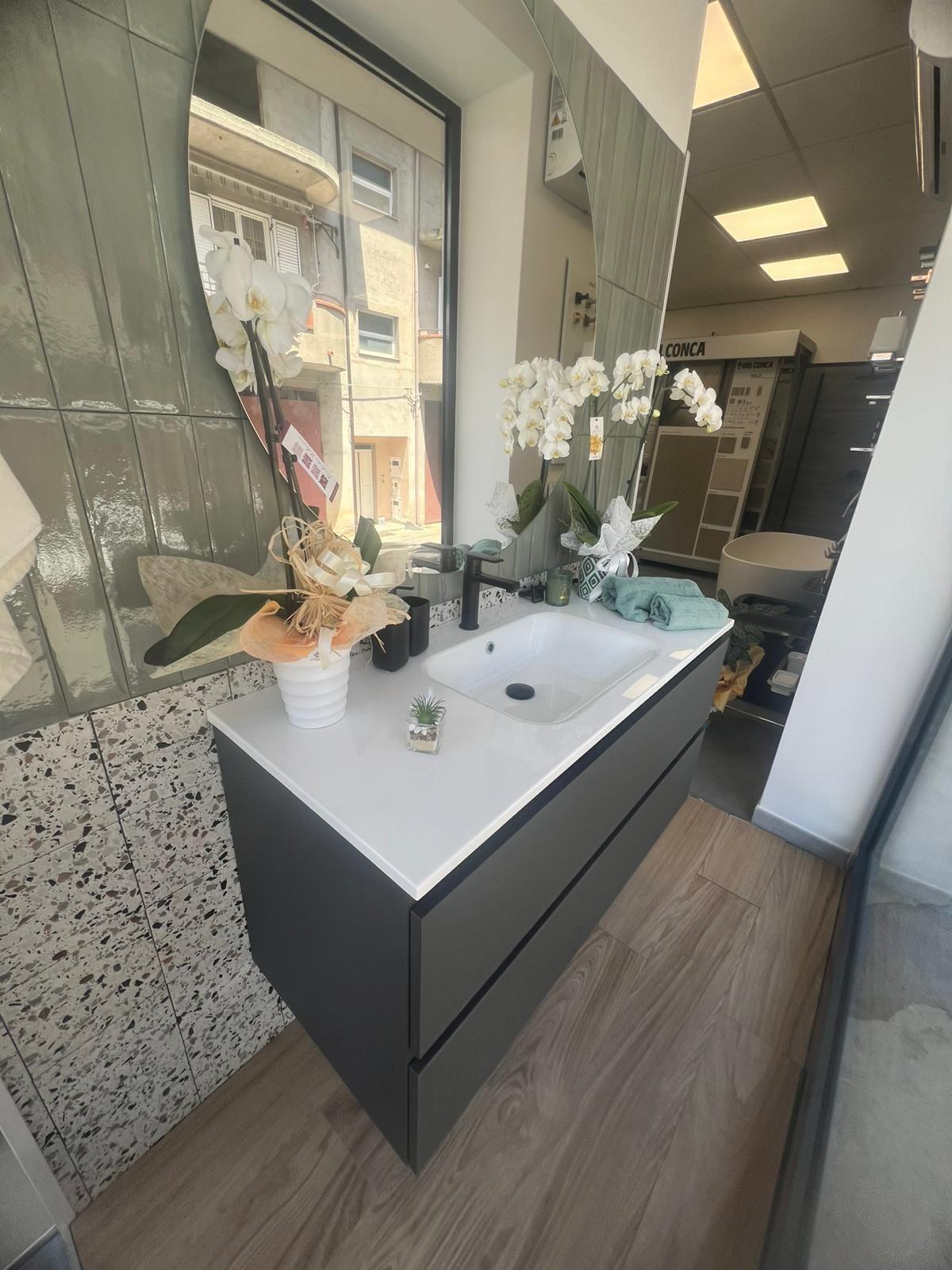 Un bagno con lavandino e specchio