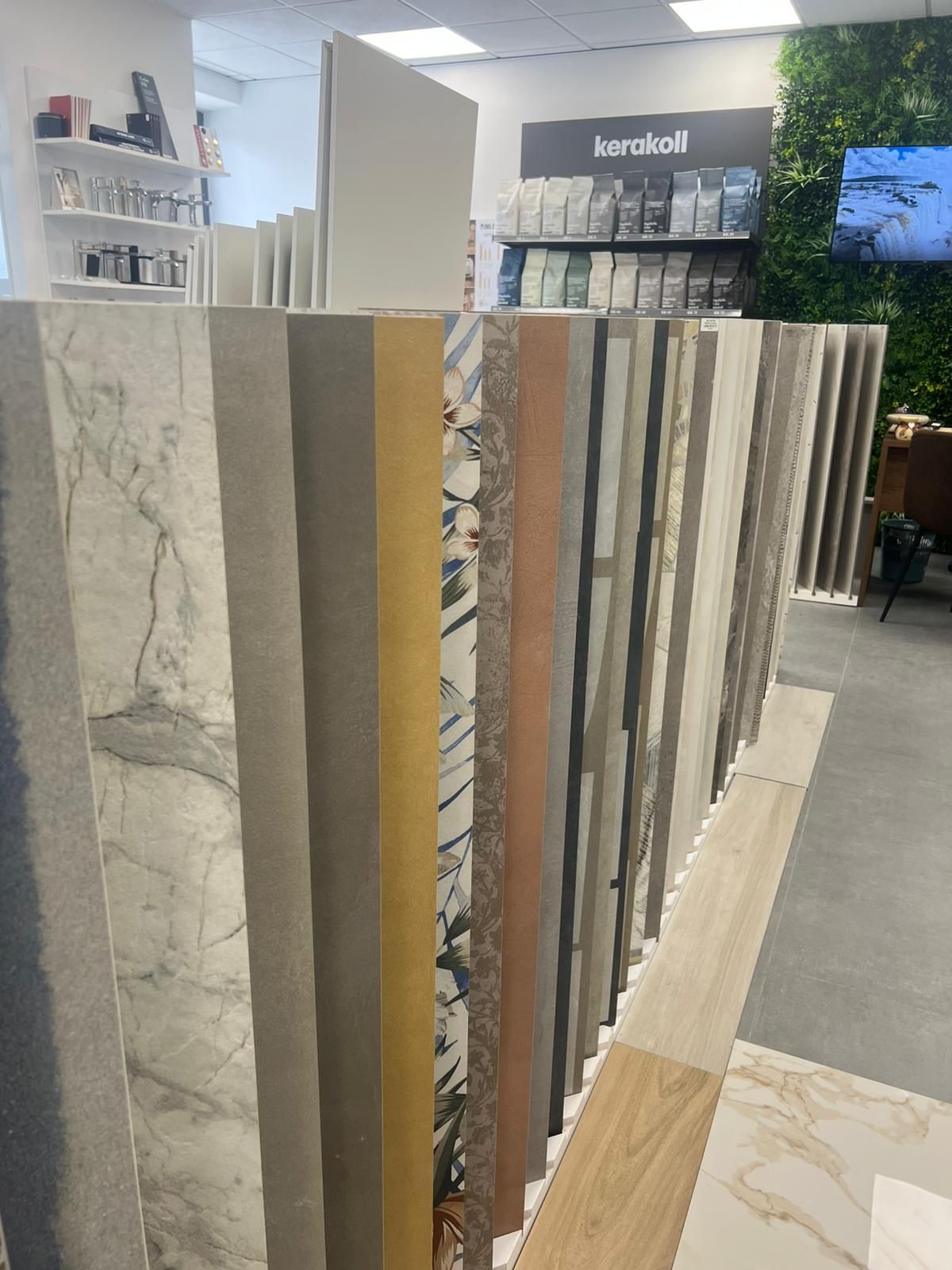 Un'esposizione di piastrelle e legno in un negozio.