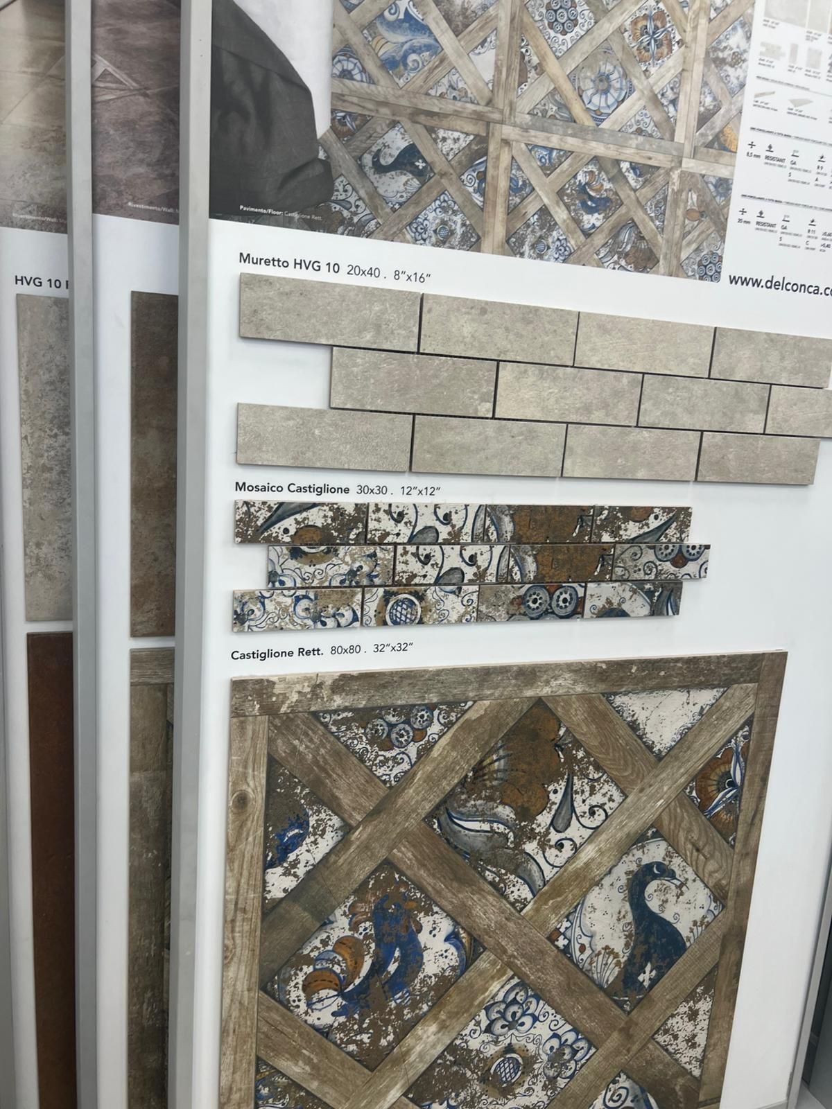 Un mucchio di tessere sono impilate una sopra l'altra