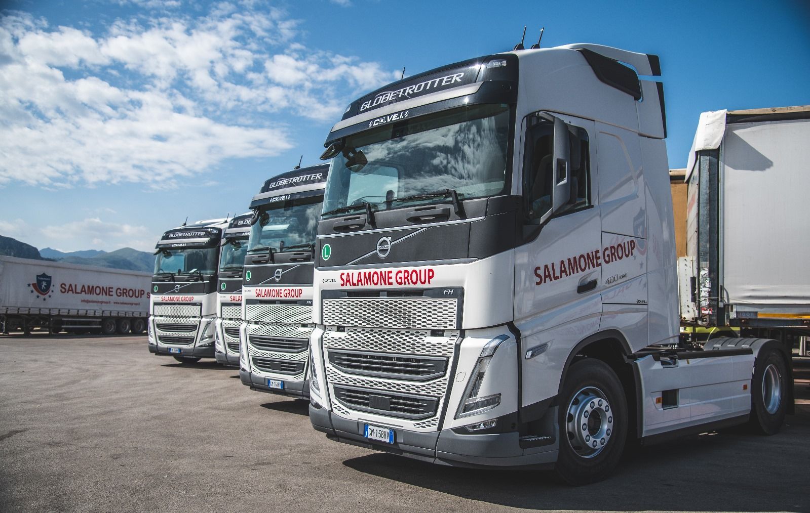 due camion per trasporto merci