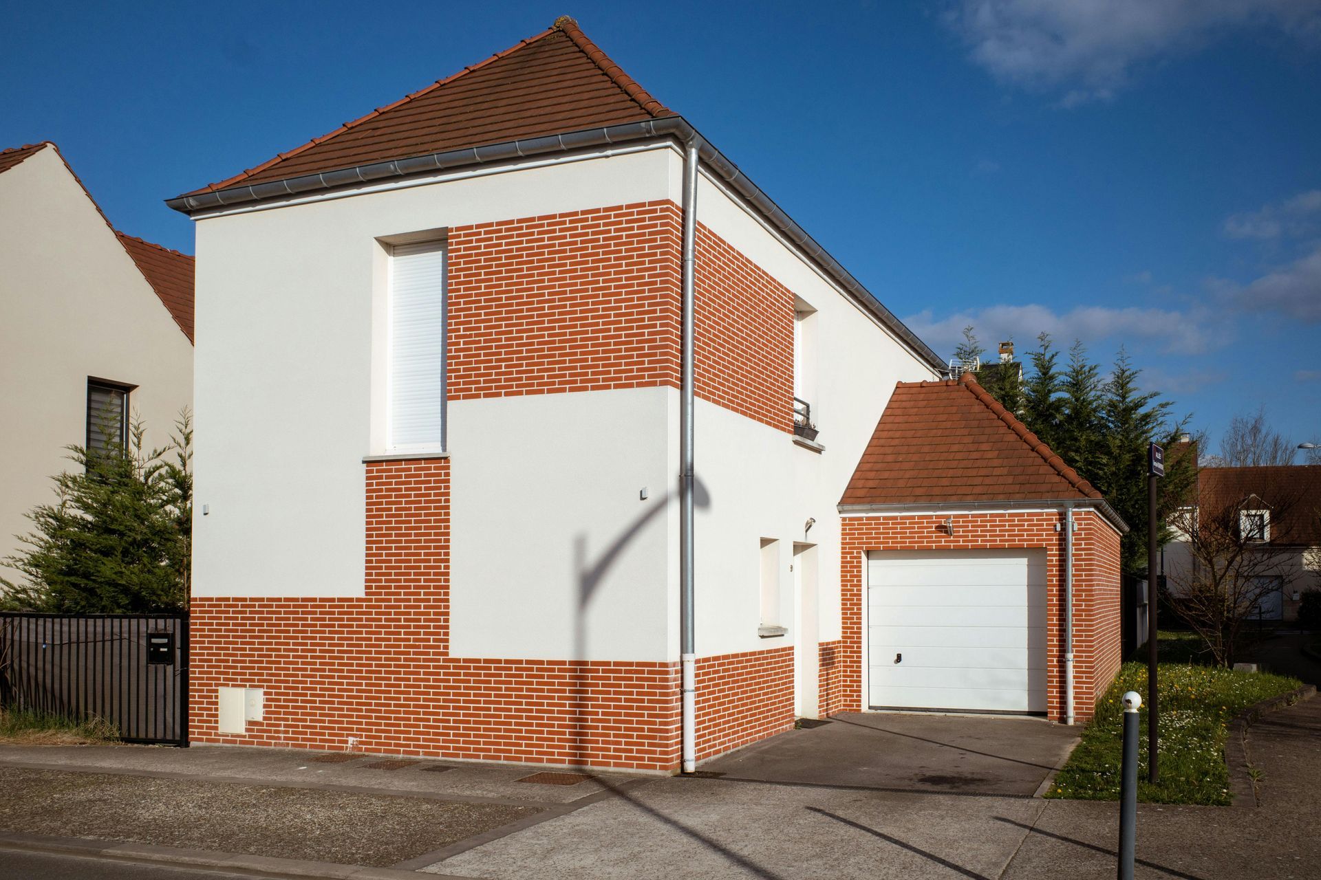 Un homme portant un casque et des lunettes de sécurité est en train de plâtrer un mur.
