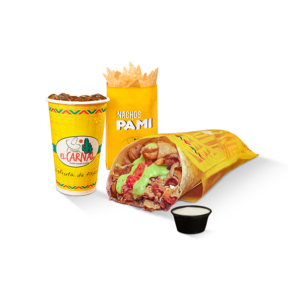 Un wrap de tortilla se encuentra al lado de una taza de nachos y papas fritas.