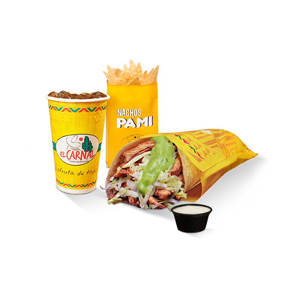 Un wrap de tortilla se encuentra junto a una taza de nachos y una bolsa de papas fritas.