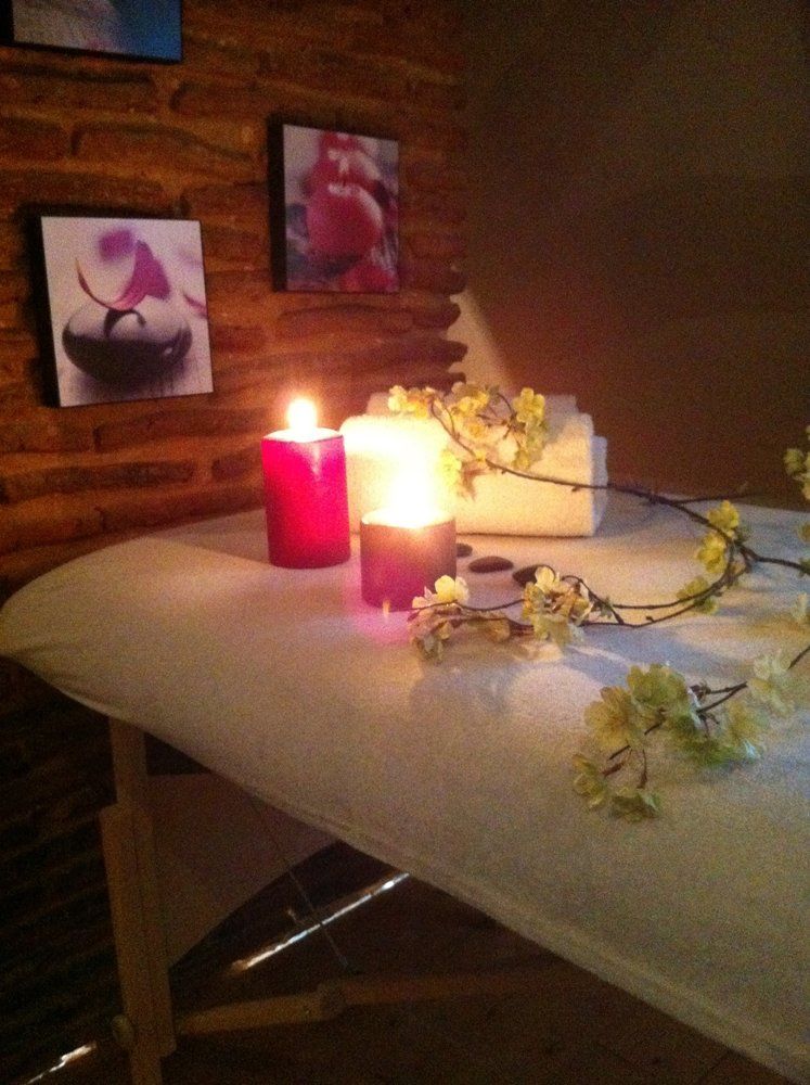 table de massage avec bougies