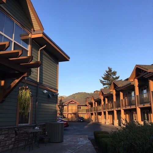 Affordable hotels in Chilliwack, BC – Vedder River Inn exterior view with free parking and comfortable accommodations