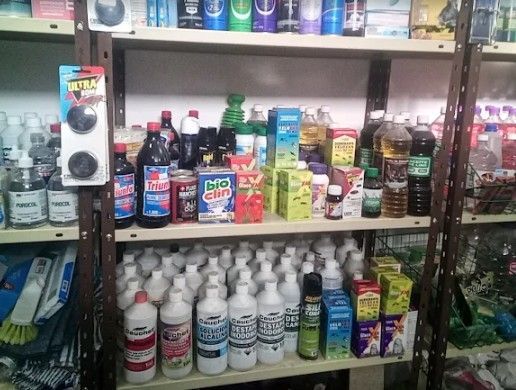 Estantes de una tienda llenos de diversos productos de limpieza y del hogar en botellas y cajas.