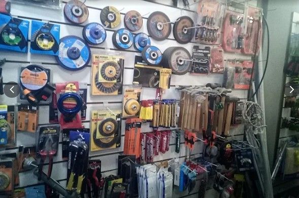 Exhibición de herramientas y ferretería en una tienda, incluidas muelas abrasivas, discos de corte 