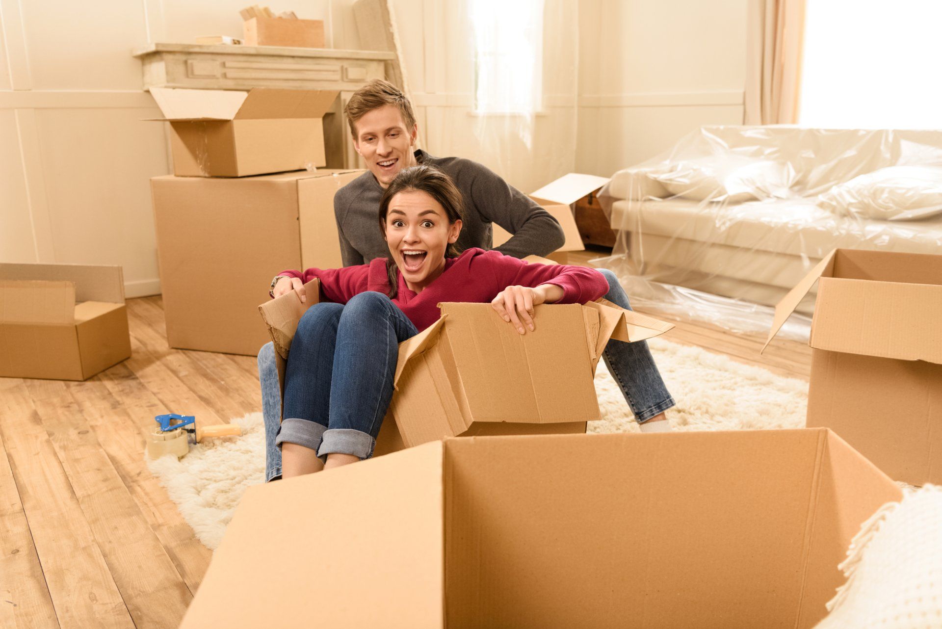 Получить информацию о квартире. Пара на полу с коробками. Дом коробка. Игра переезд в новый дом. Мужчина и женщина переезжают в новый дом.