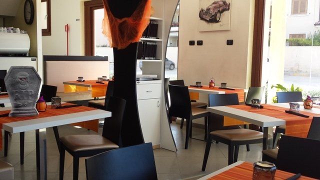 pizzeria allestita per Halloween