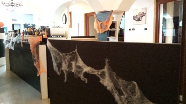 ristorante con ragnatele sul bancone per Halloween