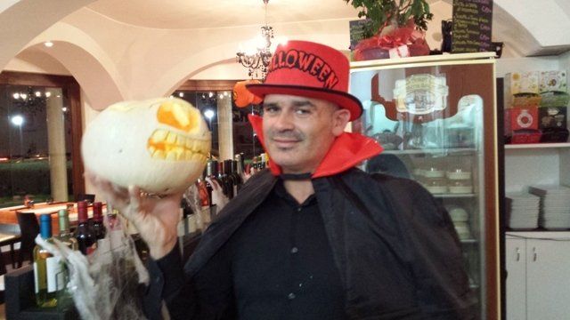 addobbi di Halloween in un ristorante
