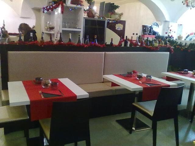 ristorante con decorazioni natalizie