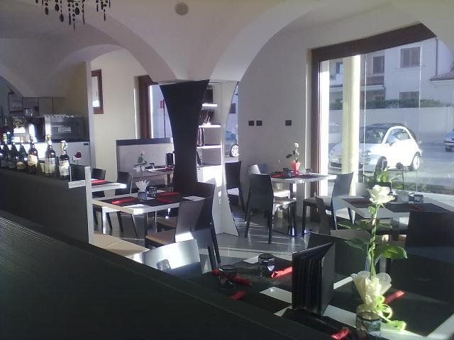 pizzeria con arredi bianchi e neri